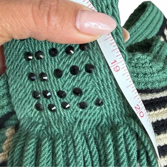 Emerald and Black Wayuu mochila bag geometric pattern green strap and tassels - Picture 7 of 8